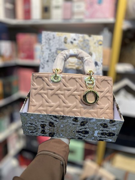 شنته Dior مستطيلة
