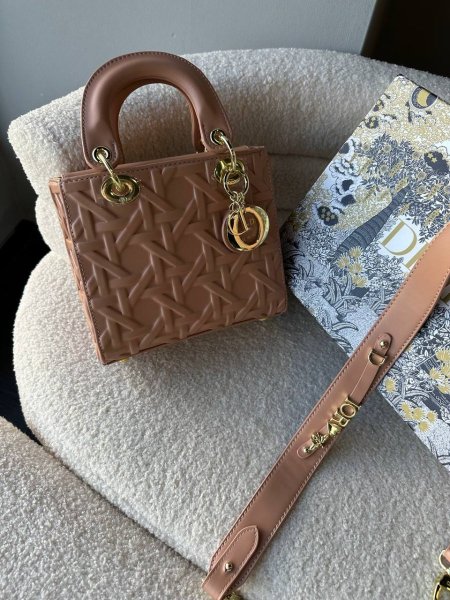 شنته Dior لون بني