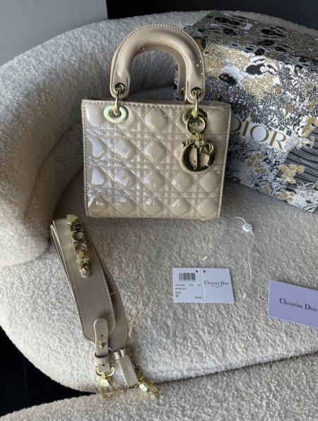 شنته Dior لون بيج