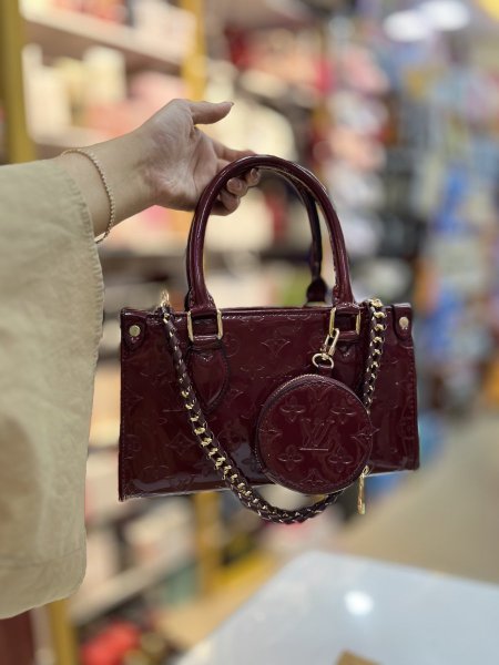 شنته LV باللون البرغندي